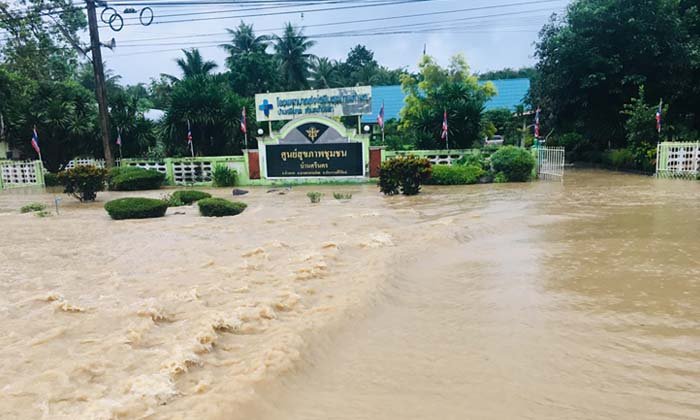 "บางสะพานน้อย" ฝนถล่มหนัก น้ำท่วม-รถติดหลายจุด เตือนประชาชนสัญจรระมัดระวัง