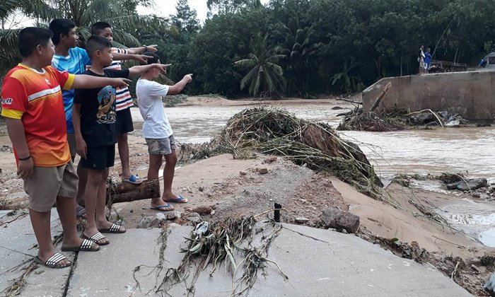 เผยภาพความเสียหาย “บางสะพาน” หลังน้ำเริ่มลด ถนน-สะพานพังหลายแห่ง