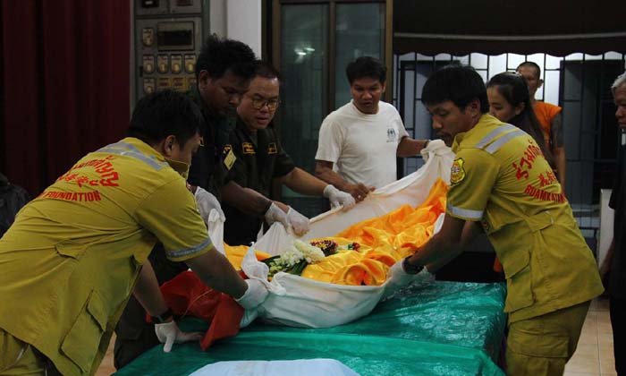 หยุดงานศพชั่วคราว! ลูกเปิดโลงส่งร่างพ่อชันสูตรกลางดึก คาใจไม่ได้ตายเพราะมะเร็ง