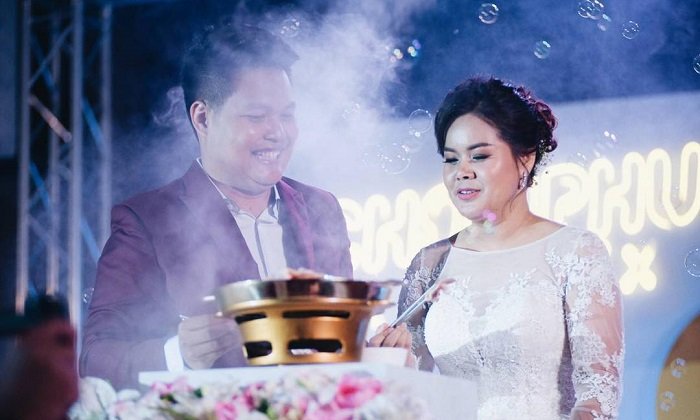 งานแต่งสุดฉีก! บ่าวสาวโซ้ย "หมูกระทะ" กลางเวที แทนตัดเค้ก ไม่แคร์แม้หน้ามัน