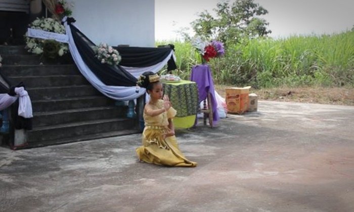 “น้องเตเต้” ร่ายรำทั้งน้ำตา ส่งวิญญาณแม่ช่อลัดดา เหยื่อสาดน้ำกรด