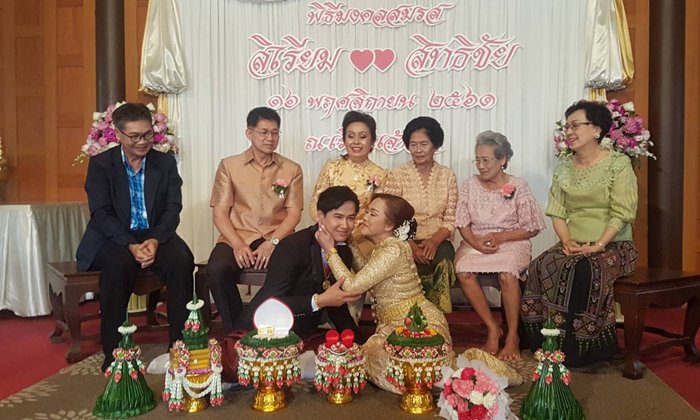 หนุ่มนามสกุลดัง "จำปาทอง" วัย 37 หอบสินสอด 3 ล้าน วิวาห์สาวสวยอายุ 54 ปี