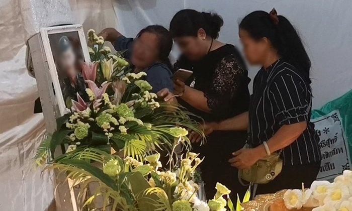 แม่ร้องไห้จนเป็นลม เผาศพลูกชายถูกยิงดับในผับ วอนตร.จับมือปืนอย่าเงียบหาย