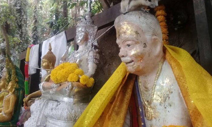 โค้งสุดท้ายงวดนี้ที่คำชะโนดยังคึก คอหวยเห็นเลขเด็ดขึ้นที่แก้มพ่อปู่ศรีสุทโธ