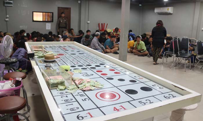 เกือบร้อย! ตำรวจอยุธยาบุกบ่อน รวบนักพนัน 75 คน พร้อมของกลางจำนวนมาก