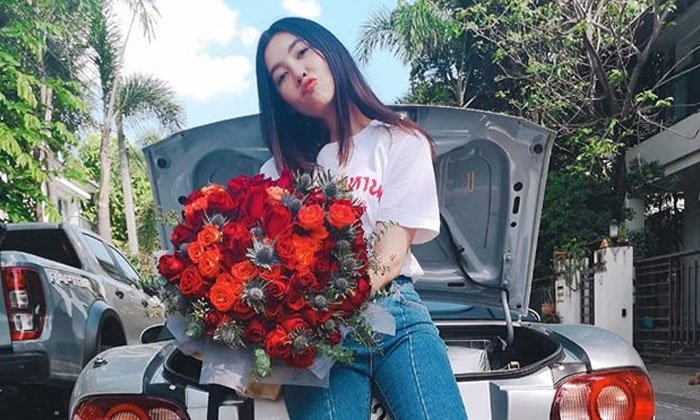 "เบลล่า" อวดช่อกุหลาบสีแดง ได้จาก "พี่เวียร์" แต่โฟกัสกลับอยู่ที่รถด้านหลัง