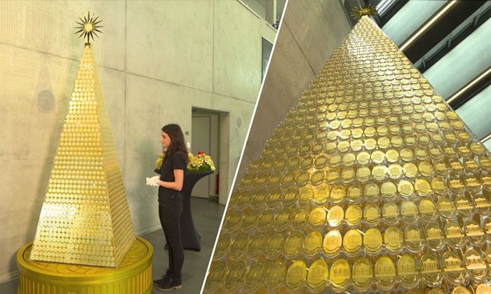 อลังการ “ต้นคริสต์มาสทองคำ” แพงสุดในยุโรป มูลค่ากว่า 83 ล้านบาท
