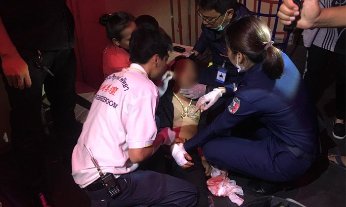 ดีเจหนุ่มเครียดจัด! ทุบแก้ว "กรีดข้อมือตัวเอง" เลือดนองข้างผับในพัทยา