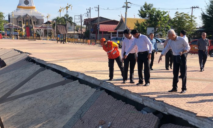 "ผวจ. หนองคาย" ลงพื้นที่ตรวจ "ลานวัฒนธรรม" แตกร้าวแล้ว ระบุน้ำโขงหนุนกัดเซาะเป็นเหตุ