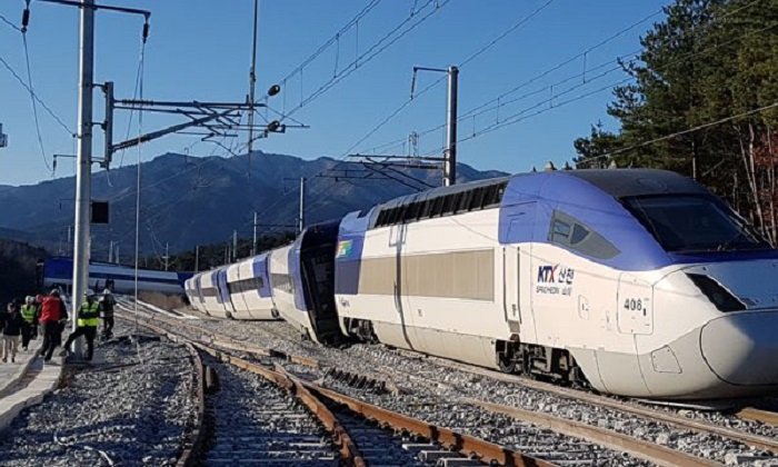 รถไฟความเร็วสูงเกาหลีใต้ "ตกราง" บาดเจ็บ 14 ราย เจ้าหน้าที่ยังไม่ทราบสาเหตุ
