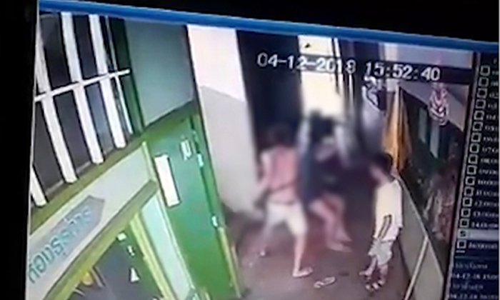 สาวถูกหนุ่มเวียดนาม "เตะก้านคอ" แค่เตือนงดสูบบุหรี่ พ่อวิ่งมาช่วยลูกสาวโดนต่อยด้วย