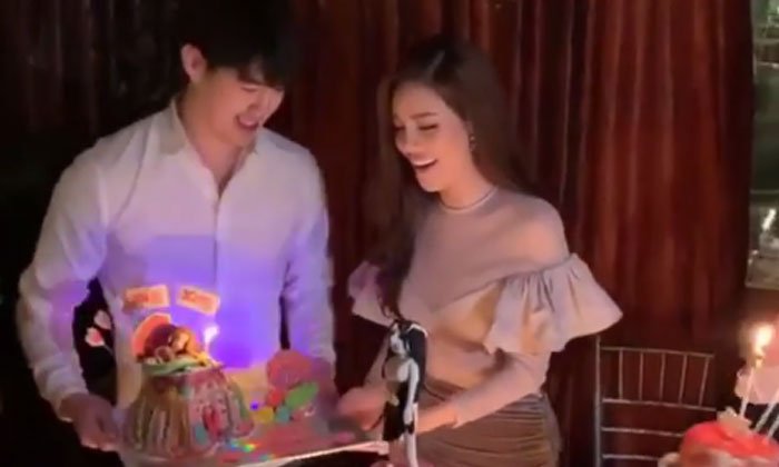 "เกรซ กาญจน์เกล้า" เปิดตัวหนุ่มหล่อตี๋ในปาร์ตี้วันเกิด ทำเพื่อนๆ บ่นเหม็นความรัก