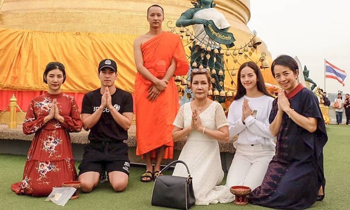 ใช่เลย "โตโน่-ณิชา" ทำบุญรับปีใหม่พร้อมหน้ากันสองครอบครัว (อีกแล้ว)