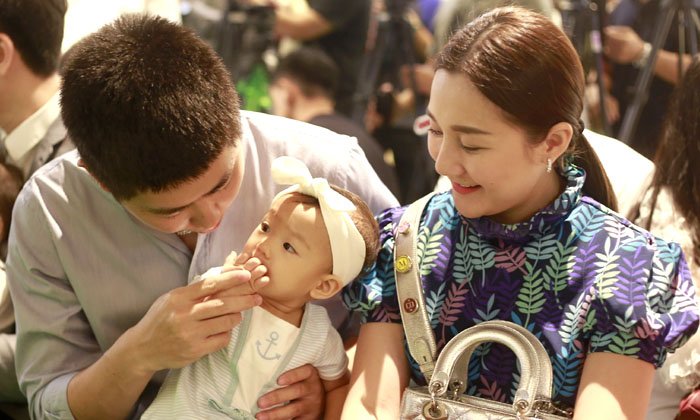 “เอ็ม บุษราคัม” ถูกมอง ดัดจริตไม่ให้จับลูก เชื่อคนเป็นแม่จะเข้าใจ