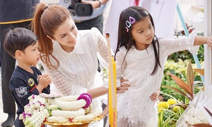 "โบว์ แวนดา" ทำบุญให้ "ปอ ทฤษฎี" 3 ปีที่จากไป เผย "น้องมะลิ" ถามหาพ่อเมื่อไหร่จะกลับมาทำงาน