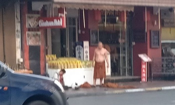 ระทึกกลางเยาวราช "พระ" ไล่ฟันฆราวาสเลือดท่วม ฝรั่งใจกล้าฝ่าไทยมุงช่วยคนเจ็บ