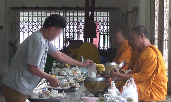 พระสงฆ์ใน 3 จังหวัดชายแดนใต้ งดบิณฑบาต หลังเหตุกราดยิงพระ ชาวบ้านแห่ถวายเพล