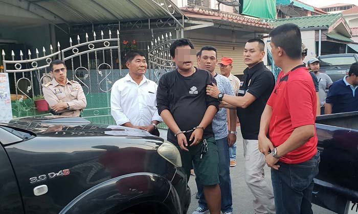 ซุ่มจับ “พ่อค้า-นักเสพ” พร้อมยึดของกลางยาเสพติดเพียบคาหมู่บ้านดังย่าน อ.คลองหลวง