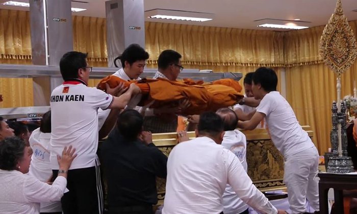 เผยภาพพิธีบรรจุสรีระสังขารอาจารย์ใหญ่ "หลวงพ่อคูณ" ลงโลงไม้จันทน์หอม