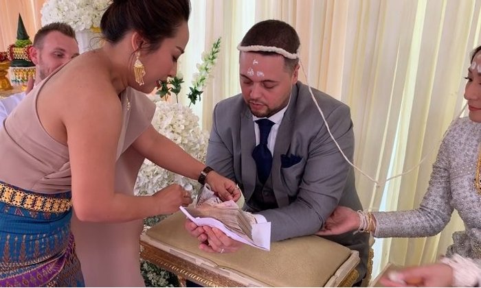 เพื่อน้องสาว "ลาล่า โปงลางสะออน" รับขวัญน้องเขยต่างชาติด้วยเงินสดเป็นฟ่อน