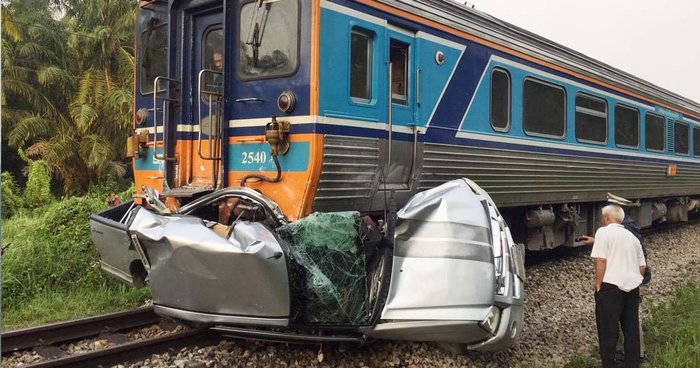 ไปไม่ถึงโรงเรียน รถไฟชนโครมขยี้กระบะพังยับ แม่ดับพร้อมลูกชายวัย 10 ขวบ