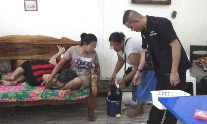 ทหารตำรวจล้อมบ้านเป้าหมายรวบนักพนัน “ดัมมี่” ซุกสิ่งผิดกฎหมายจำนวนมาก