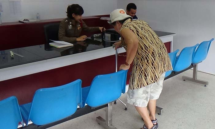 ตามล่าคนบาป! แกล้งเอาขี้หมาใส่กระถางต้นไม้ คุณป้าสุดแค้นโร่ขึ้นโรงพัก