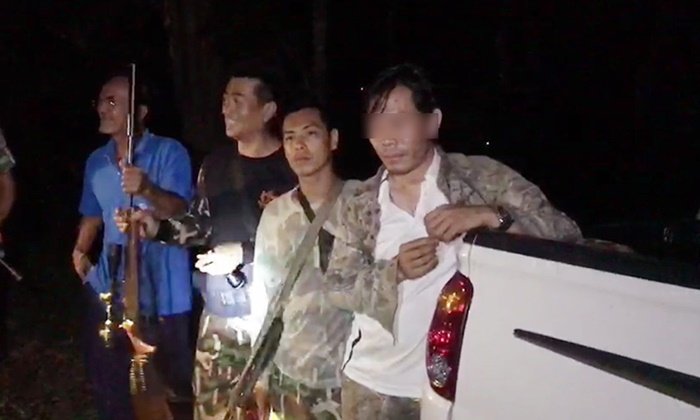 บุกรวบ "พรานหนุ่ม" แบกปืนยาว-ผูกเปลนอน พร้อมล่าสัตว์กลางป่าเขาเขียว