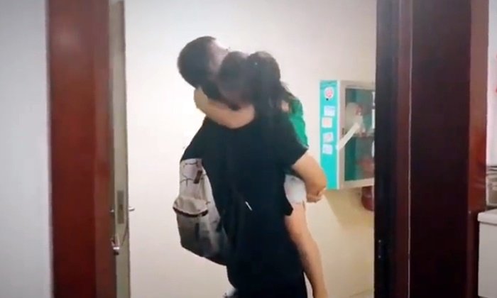 สุดคิดถึง เด็กหญิงกระโดดกอดไม่ปล่อย พ่อทหารกลับบ้านตรุษจีน