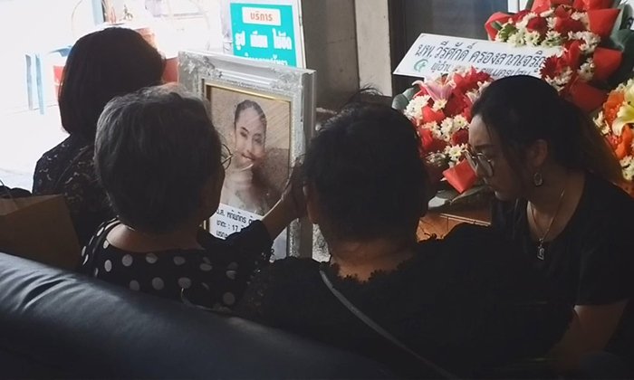 เสียงสะอื้นระงม ครอบครัวรับศพ "น้องใบหม่อน" เหยื่อบิ๊กไบค์ฝ่าไฟเเดง