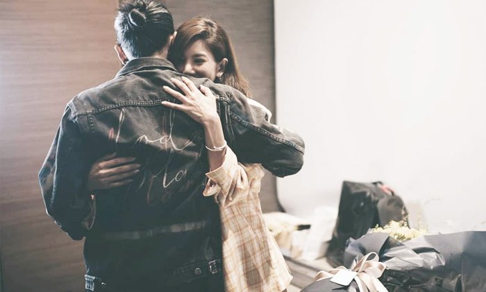 ซึ้งมาก "ก้อย รัชวิน" เซอร์ไพรส์ "ตูน บอดี้สแลม" ด้วยดอกทานตะวัน 8 ปียังทำเหมือนเดิม (มีคลิป)
