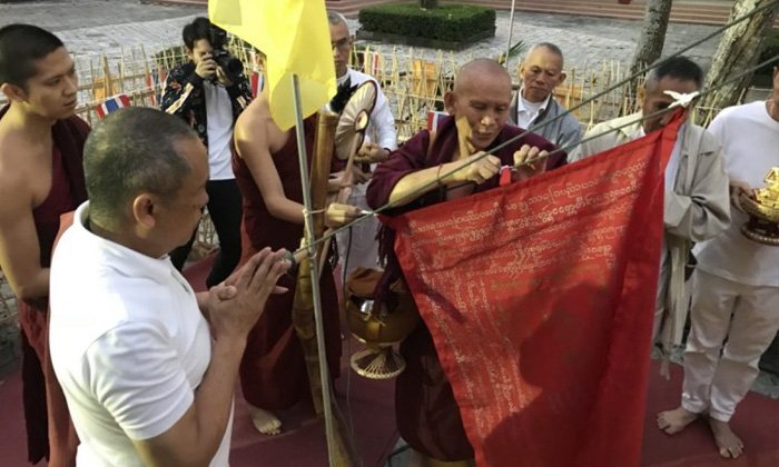 แห่ส่องเลขเด็ด "ครูบาน้อย เตชปัญโญ" เข้านิโรธกรรมปีที่ 26 จุดประทัด 1 หมื่นนัด