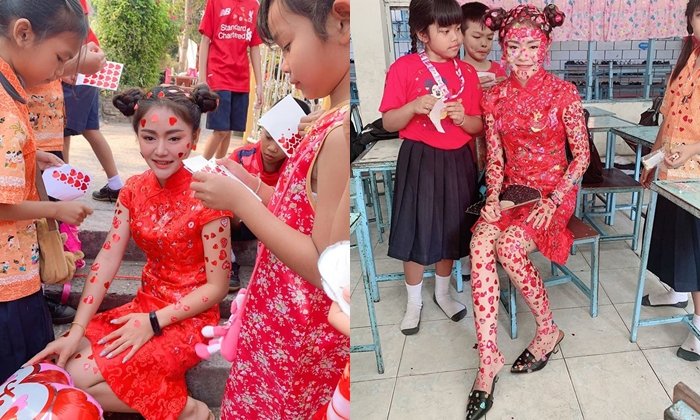 น่ารักรับวันวาเลนไทน์ นักเรียนแห่แปะสติ๊กเกอร์ให้ "ครูสาวสวย" จนลายพร้อยไปทั้งตัว