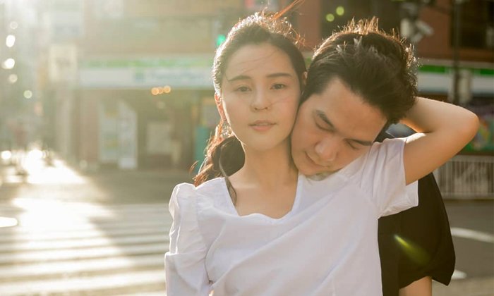 หวานที่สุด "ออม สุชาร์" ปล่อยภาพรับวาเลนไทน์ "แอมป์" กอดซบที่ซอกคอ