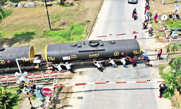 สวนนงนุชฯ เกณฑ์คนกับช้าง ดันรถไฟน้ำมัน 128 ตัน แล่นขึ้นเนินไม่ไหว