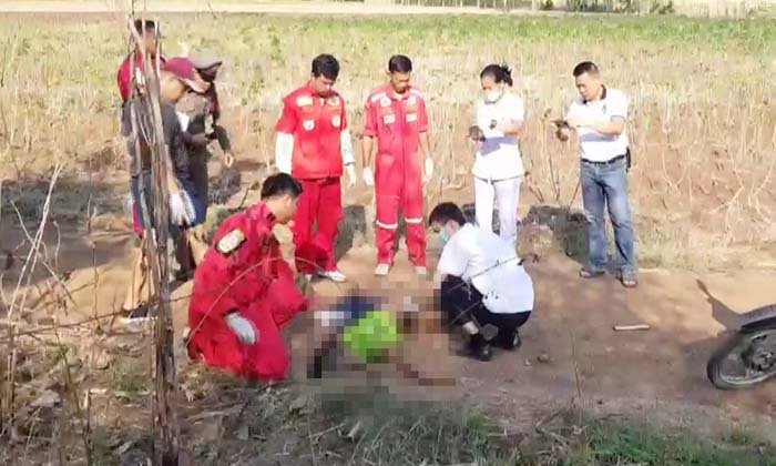 สยอง สาวใหญ่ถูกฆ่าเปลือยท่อนล่าง ทิ้งศพกลางถนนหลังโรงเรียน