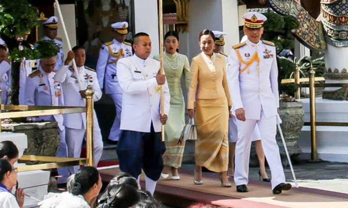 สมเด็จพระเจ้าอยู่หัว เสด็จฯ บำเพ็ญพระราชกุศลเนื่องในวันมาฆบูชา ประชาชนเฝ้าฯ รับเสด็จเนืองแน่น