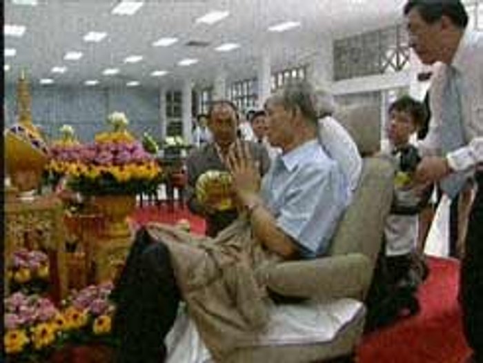 ในหลวงเสด็จสักการะพระบรมราชชนกสมเด็จย่า