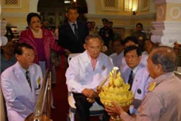 ในหลวง-ราชินี ทรงลอยพระประทีป