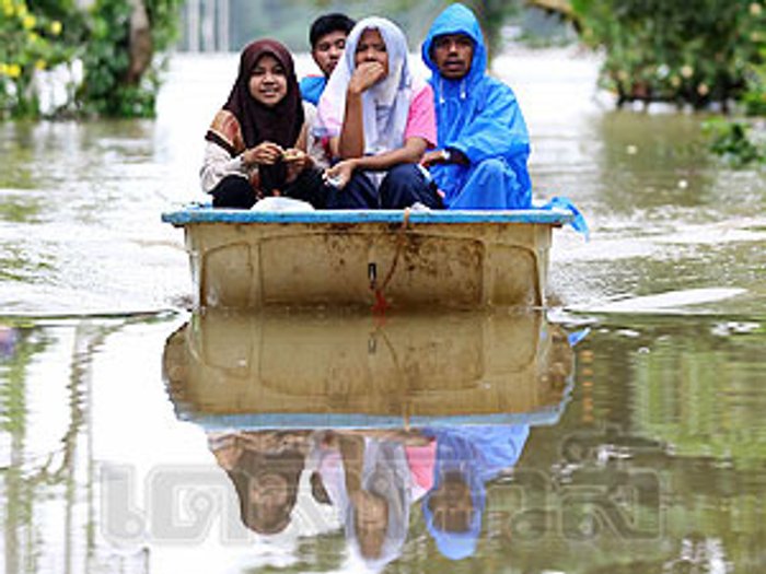 ทหารยะลาเร่งช่วยน้ำท่วม ถนนสายหลักถูกตัดขาด8อำเภอ
