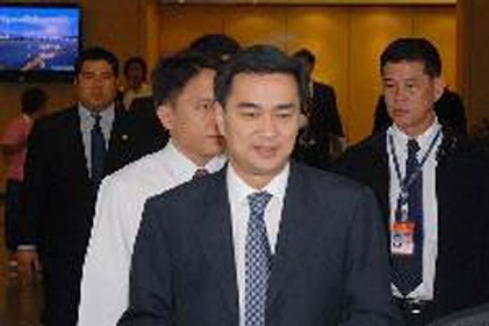 อภิสิทธิ์สั่งฝ่ายกฎหมายหาช่องจัดการทักษิณหมิ่น