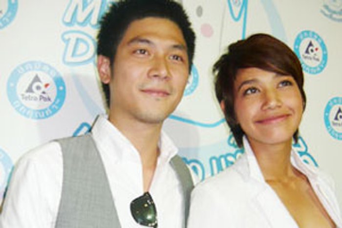 นุ่น&ท็อป ควงแขนโต้ข่าวรักร้าง