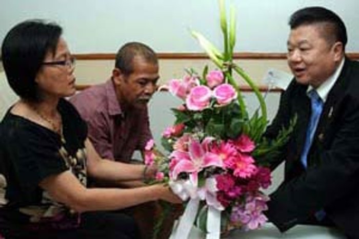 ทนายเยี่ยมเลขาฯ หมอแจ๊ค เจ้าตัวหลบเข้าวัด