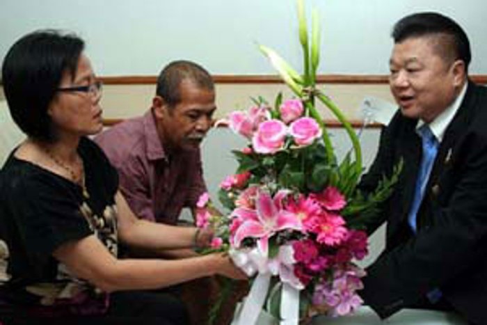 ทนายเยี่ยมเลขาฯ หมอแจ๊ค เจ้าตัวหลบเข้าวัด