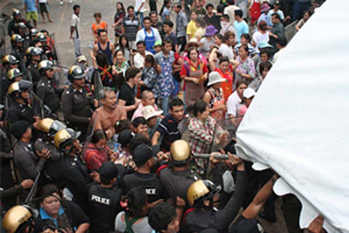 ผู้ค้าตลาดคลองเตยปะทะพนักงานลีเกิ้ลอีก