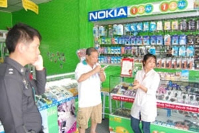 โจรชาย2 หญิง1 ควงปืนบุกปล้นร้านมือถือ จับเจ้าของร้านมัดมือเท้า