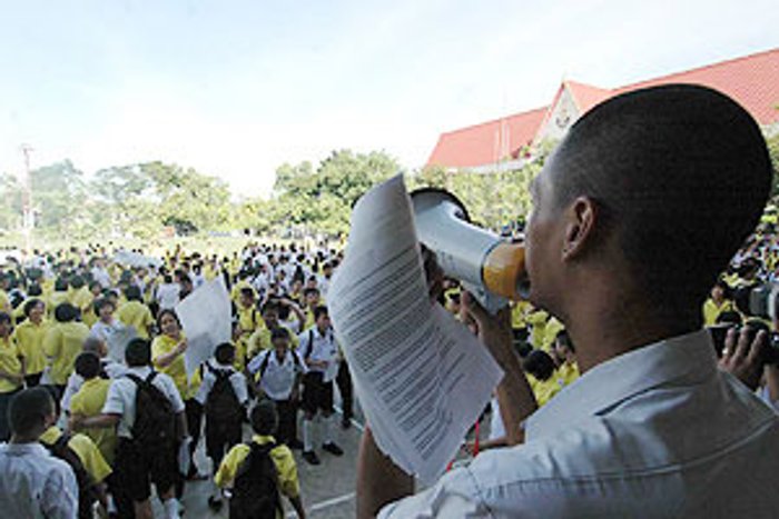 นร.นวมินทราชูทิศ รวมตัวประท้วงไล่ ผอ.