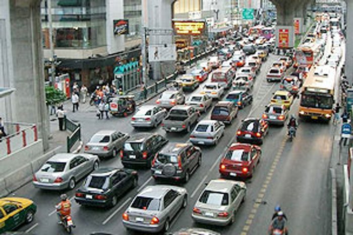 เผยปัญหารถติดเหตุผู้ขับขี่ขาดวินัย รถล้นถนน