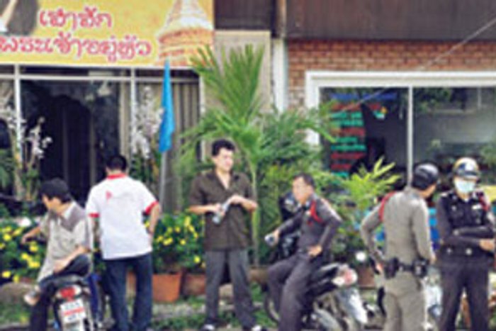 แต่งดำปาบึ้ม พธม.ป่วนพิธีทำบุญ! ศูนย์เสื้อเหลือง กลางเชียงใหม่