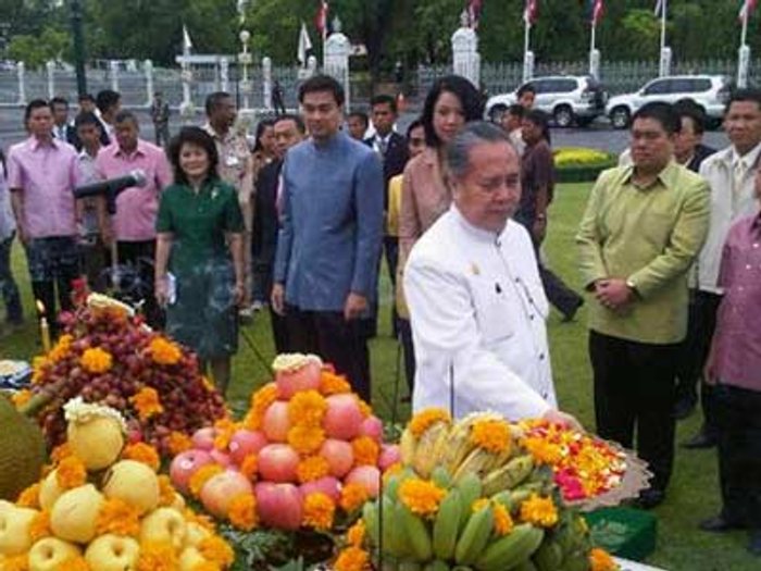 นายกฯ นำ ครม. ทำบุญ 5 ศาสนา